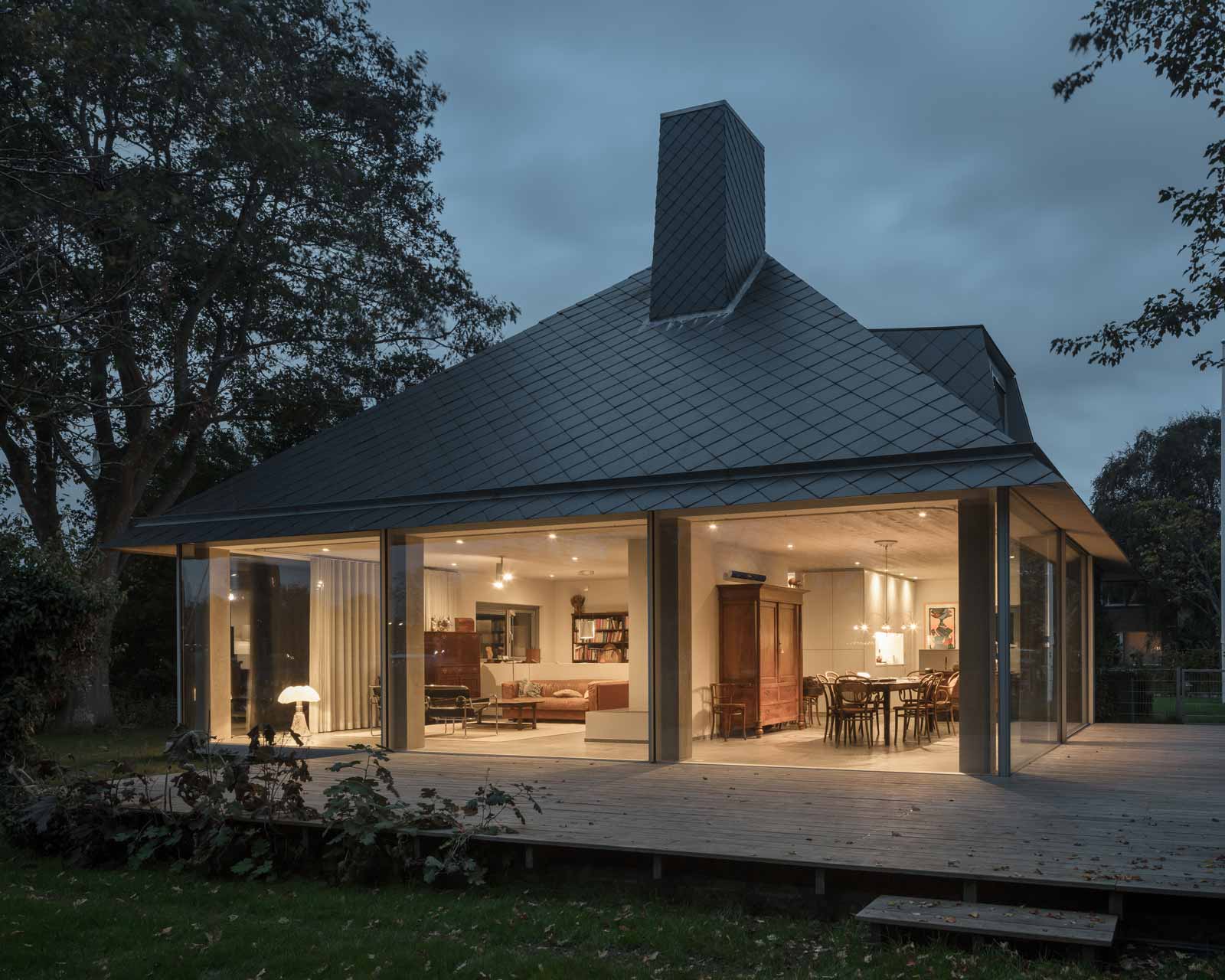 exterior night photo of house tc showing building as a whole by beta architect amsterdam evert klinkenberg gus auguste van oppen image by Stijn Bollaert
