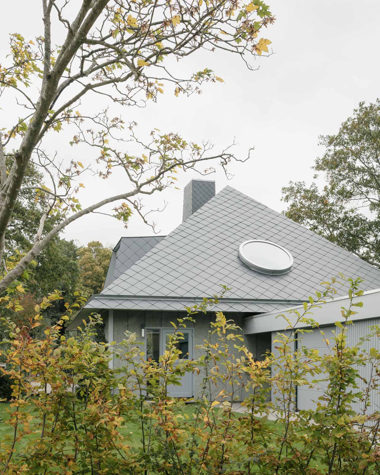 exterior photo of house tc with circular roof light by beta architect amsterdam evert klinkenberg gus auguste van oppen image by Stijn Bollaert