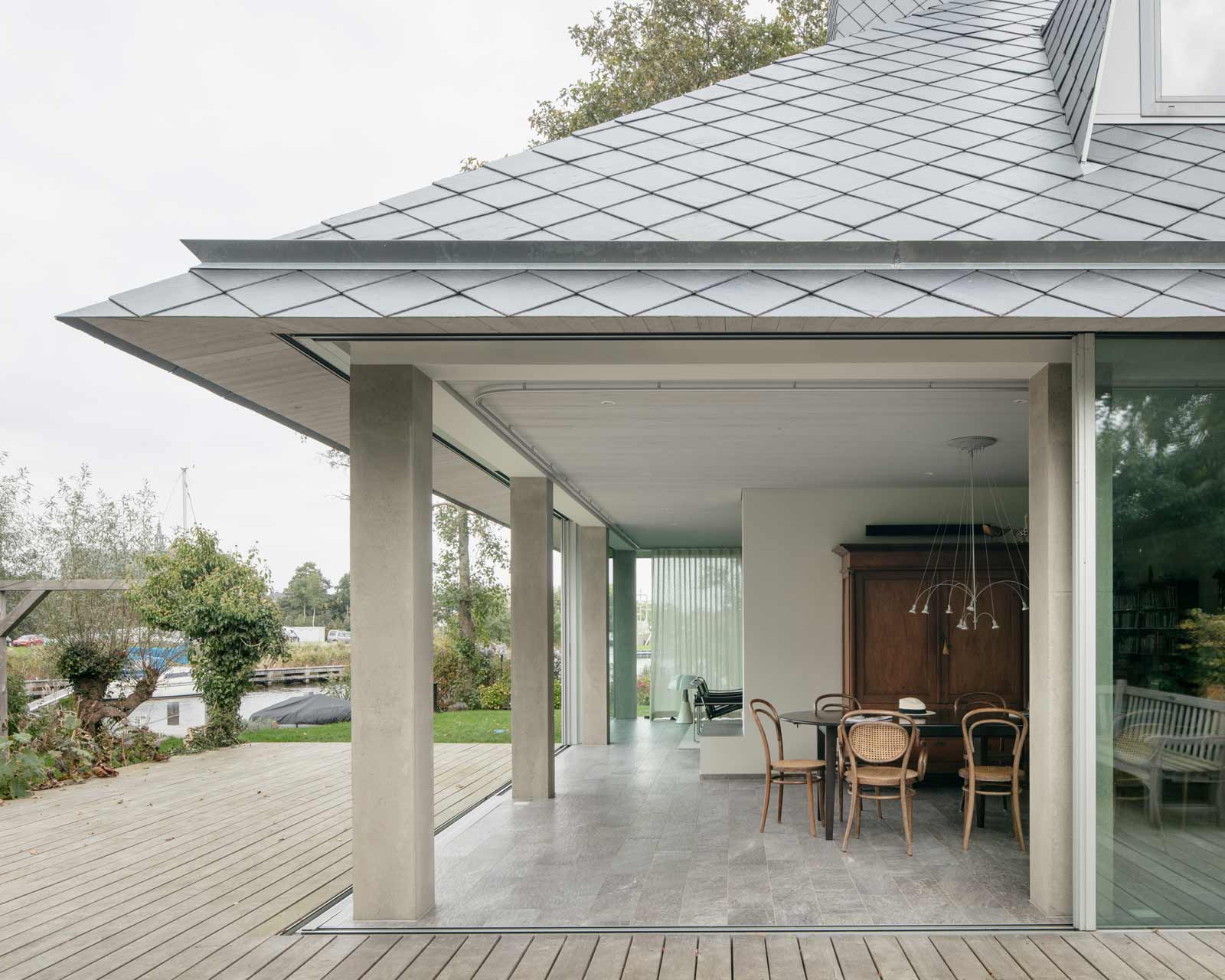 exterior photo of house tc with roof and columns and all sliding doors open by beta architect amsterdam evert klinkenberg gus auguste van oppen image by Stijn Bollaert