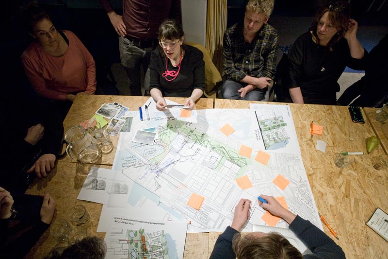 participants workshop working around sketches for project Klaprozenbuurt by BETA architect Amsterdam