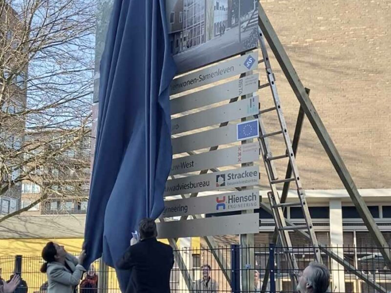 photo showing amsterdam mayor femke halsema and district mayor emre ünver unveiling the building sign by beta architect amsterdam evert klinkenberg gus auguste van oppen