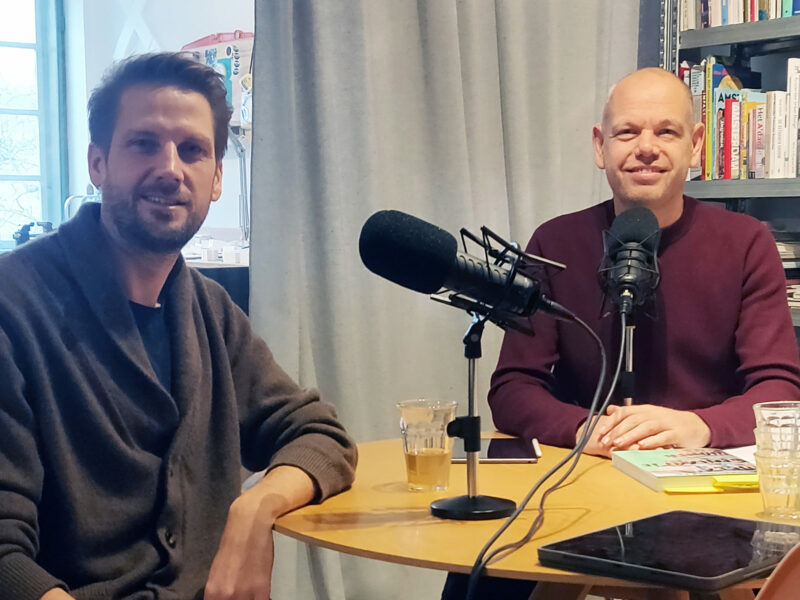 Evert Klinkenberg and Daan Roggeveen sitting at a desk for their podcast interview Tower of Babel