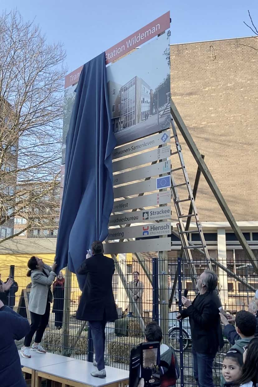 photo of mayor Femke Halsema and district mayor Emre Unver unveiling the construction sign of Station Wildeman project in Amsterdam by beta evert klinkenberg auguste gus van oppen